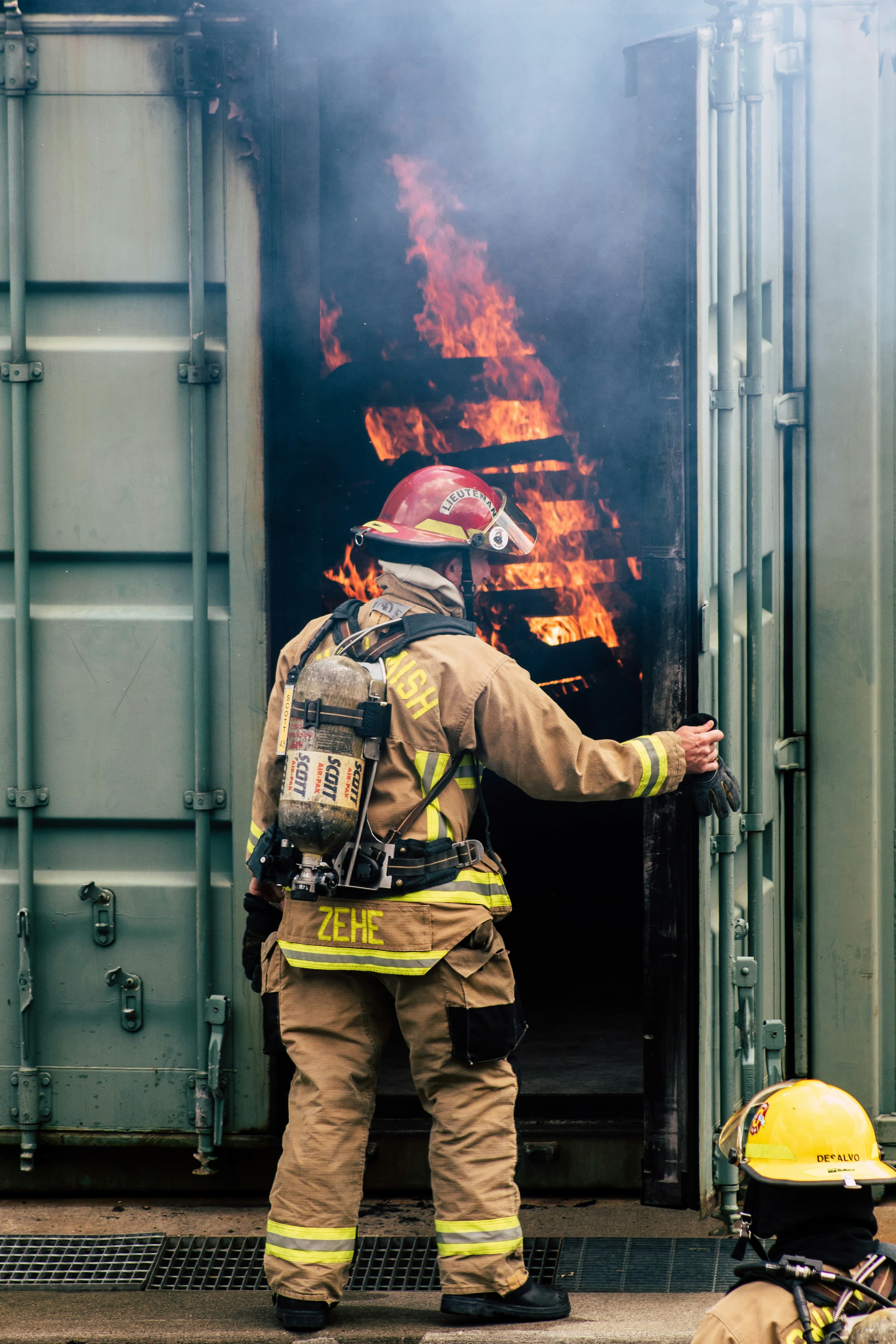 Tripulación en práctica de prevención y lucha contra incendios
